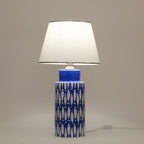 El Yapımı Mavi Balık Desenli Seramik Abajur – Akdeniz Temalı Masa Lambası