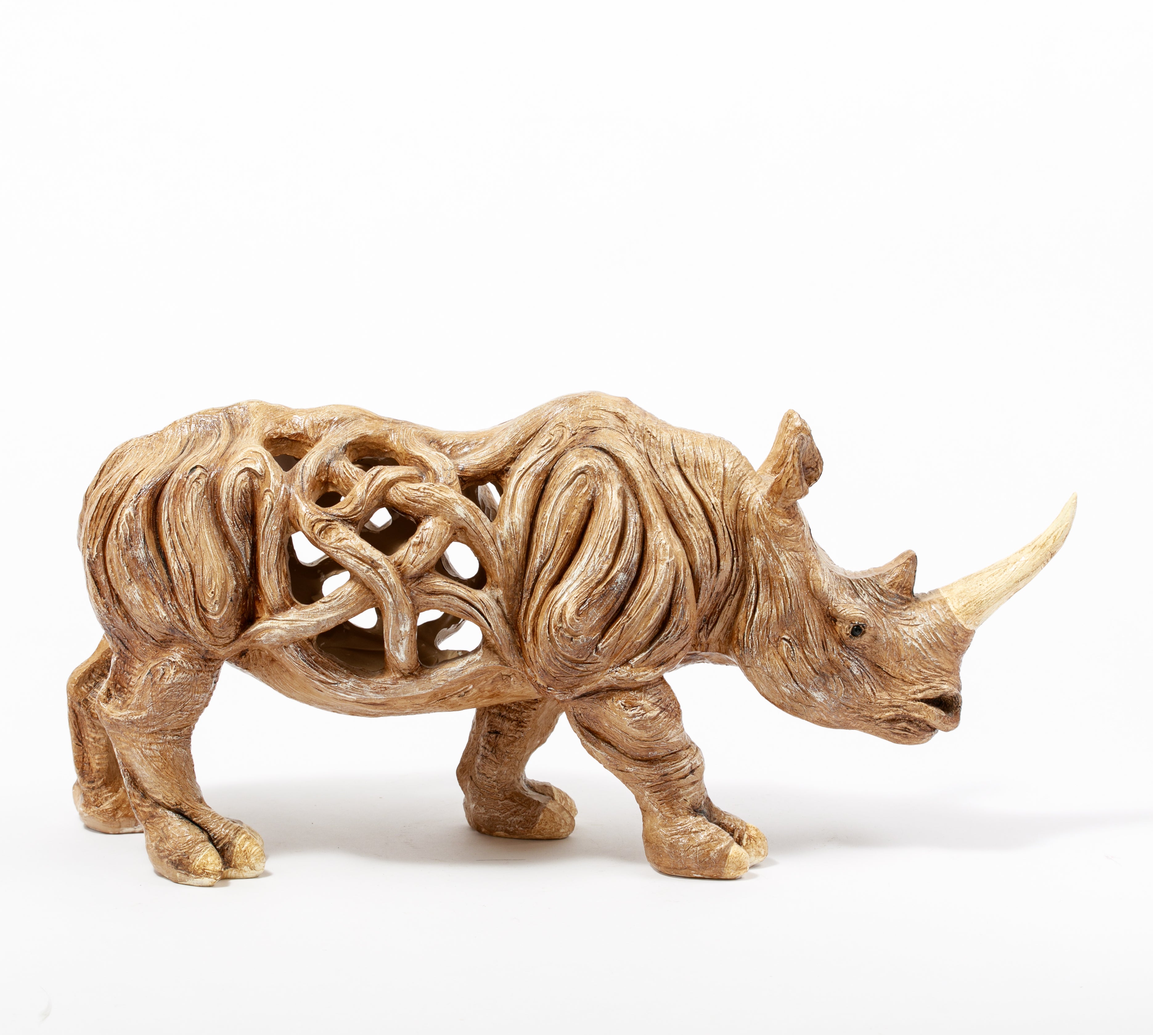 Ahşap Görünümlü Oyma Desenli Gergedan Heykeli – Dekoratif Polyester Obje