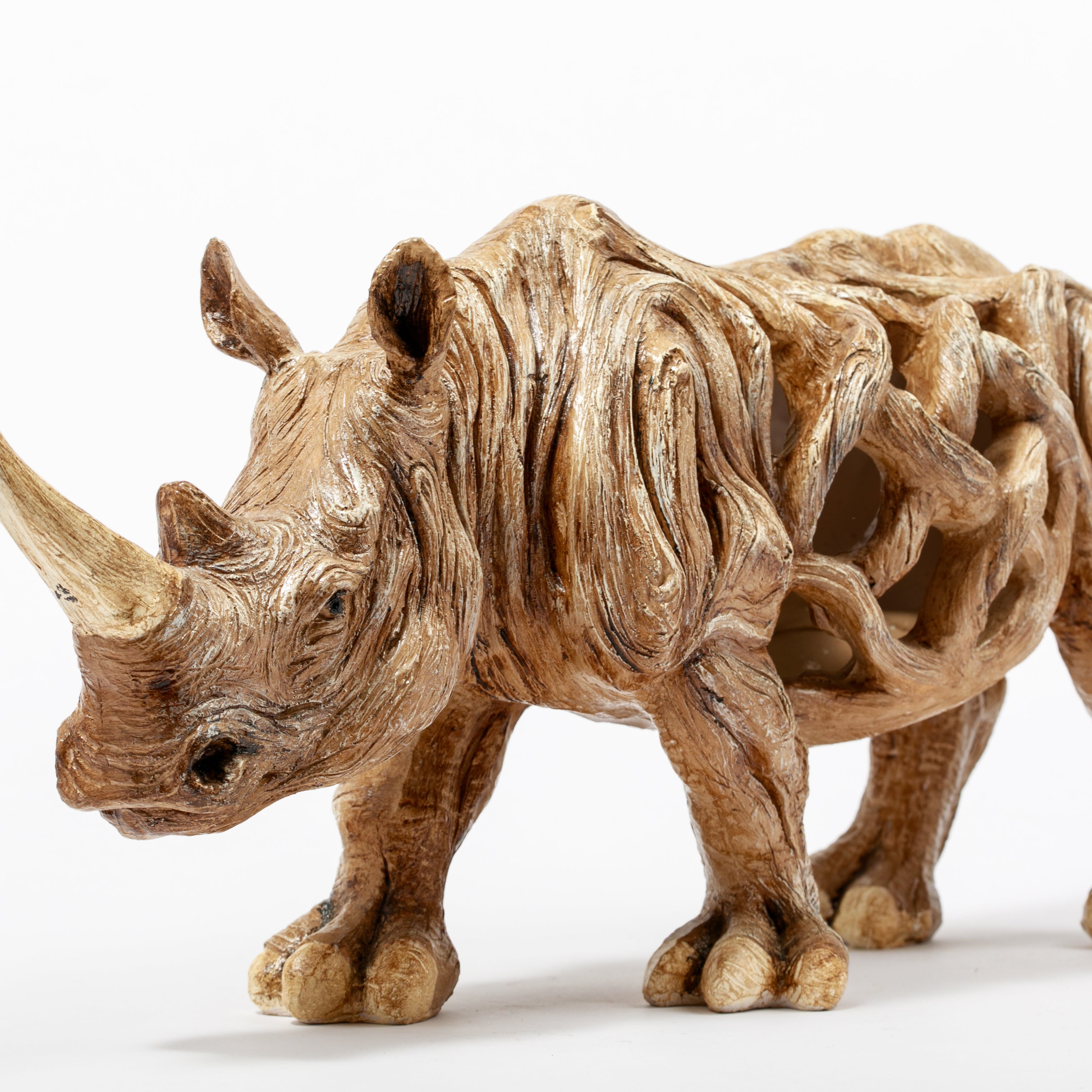 Ahşap Görünümlü Oyma Desenli Gergedan Heykeli – Dekoratif Polyester Obje