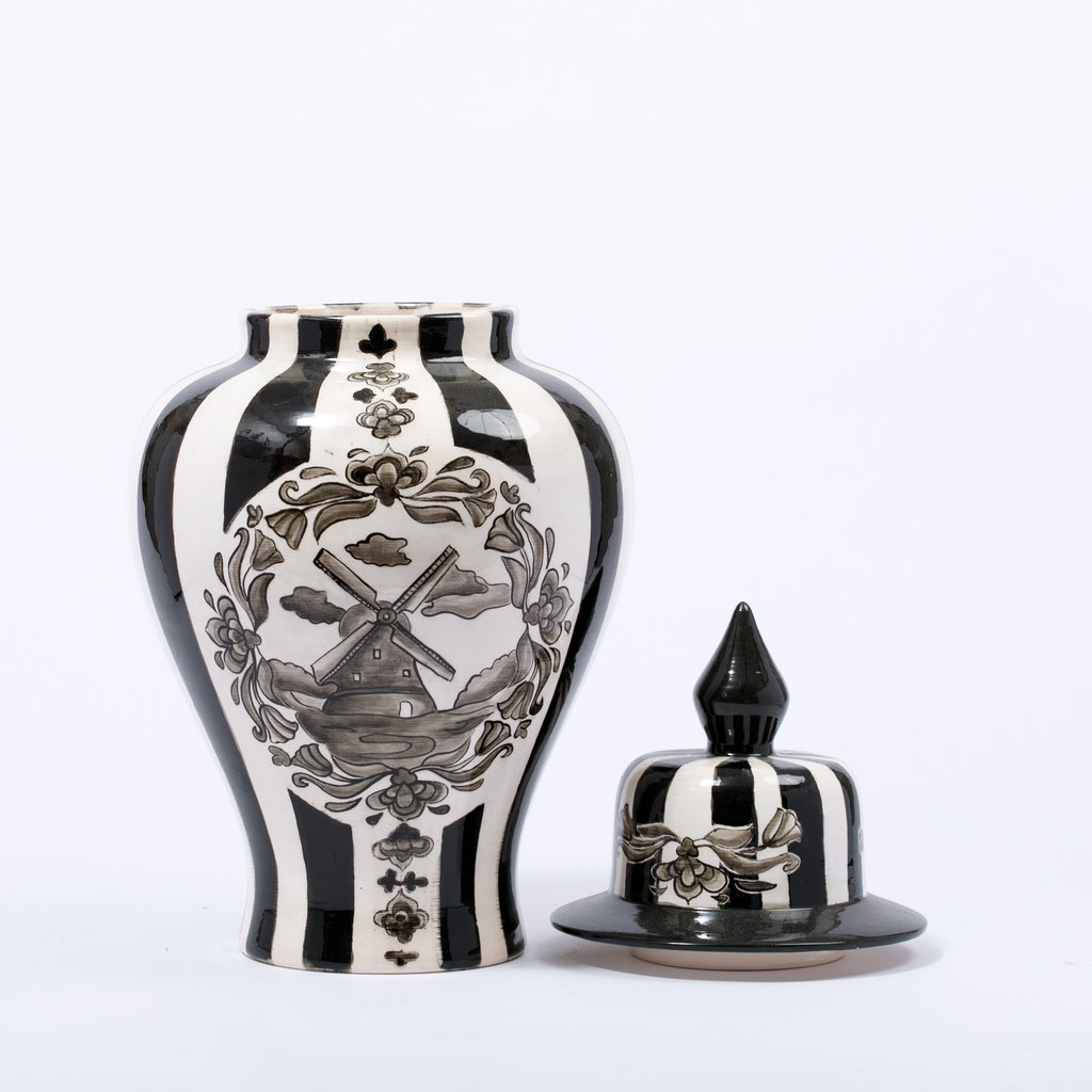 El Boyaması Siyah Beyaz Çini Vazo – Rüzgar Değirmeni Motifli Dekoratif Kapaklı Vazo