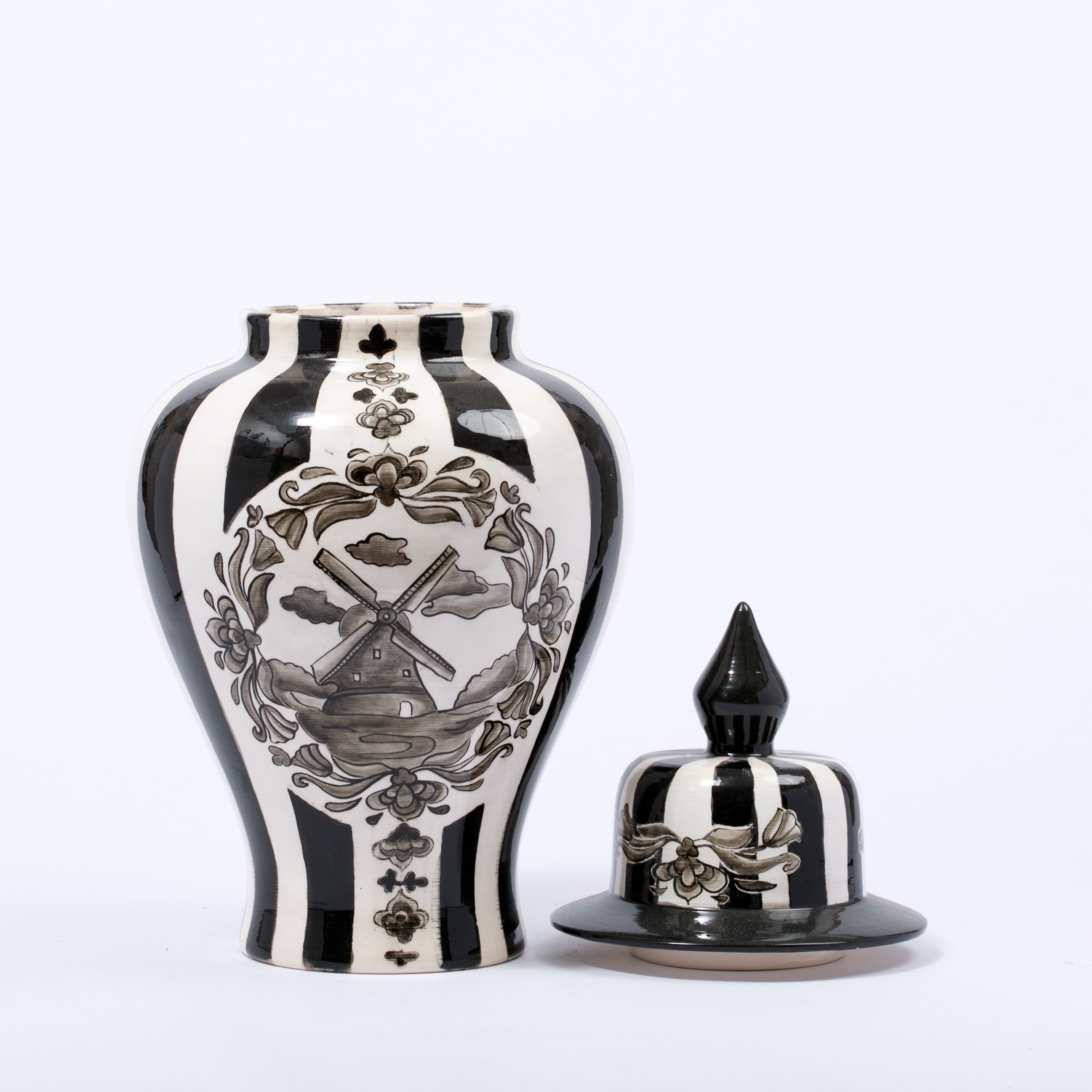 El Boyaması Siyah Beyaz Çini Vazo – Rüzgar Değirmeni Motifli Dekoratif Kapaklı Vazo