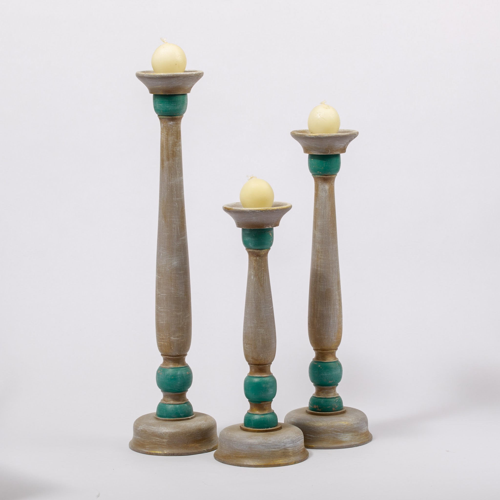 El Yapımı 1. Sınıf Gürgen Ahşap Şamdan Seti (3'lü, 60-50-40 cm) – Eskitme Yeşil Detaylı