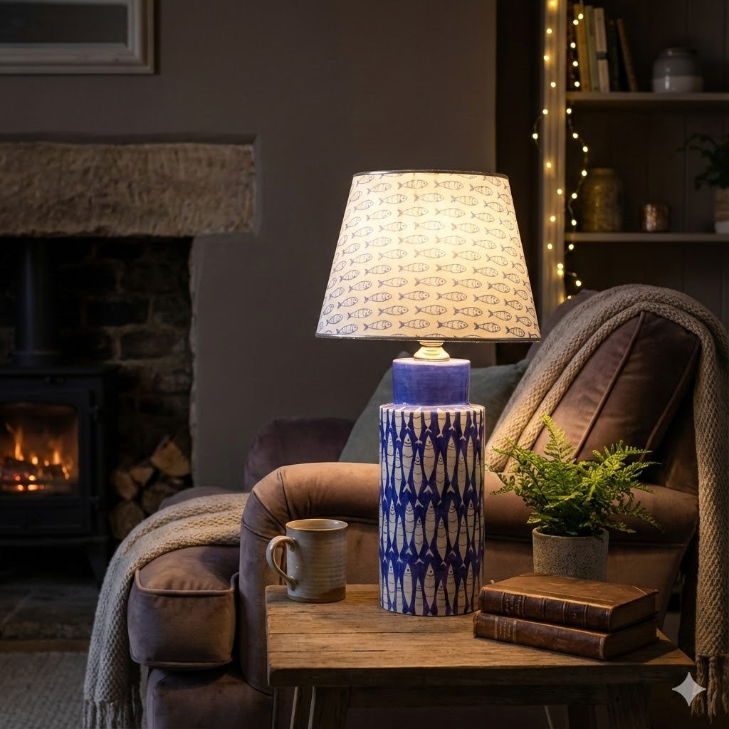 El Yapımı Mavi Balık Desenli Seramik Abajur – Akdeniz Temalı Masa Lambası